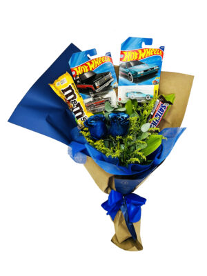 #23A - Ramo de 2 rosas azules con 2 Hot Wheels y 2 chocolates grandes