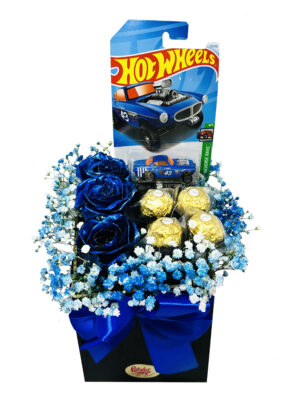 #23C - Arreglo con 3 rosas azules, 1 Hot Wheels y 4 chocolates Ferrero Rocher